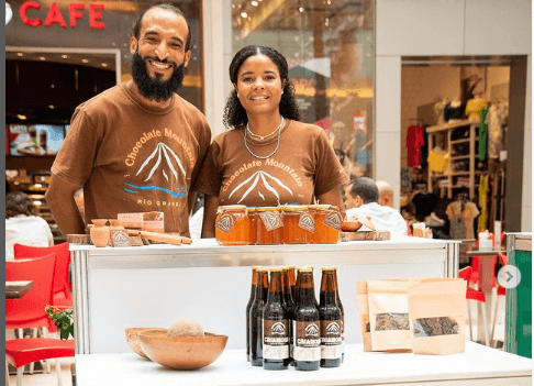 - Jenny Checo y Ryan Bowen - Chocolate Mountain SRL